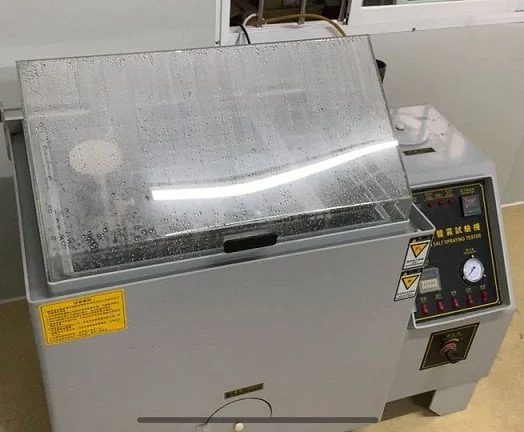 Teste de névoa salina em laboratório para dobradiças de aço inoxidável OEM